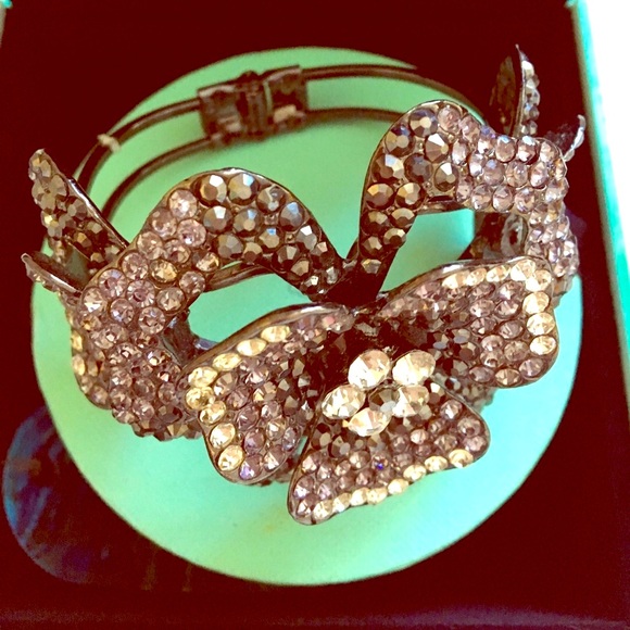 Luxury crystal cuff bracelet. - Picture 5 of 12